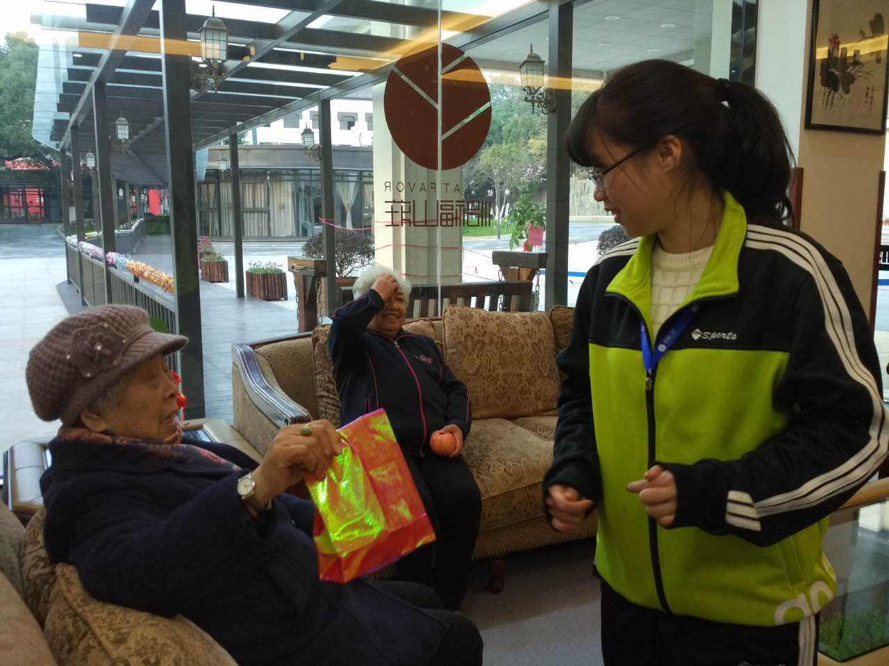 温州敬老院老人与工作人员分享喜悦